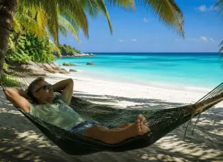 Tutti online e sempre più stanchi: il digital detox è il nuovo lusso dell’estate 2026 uomo rilassato su amaca in spiaggia
