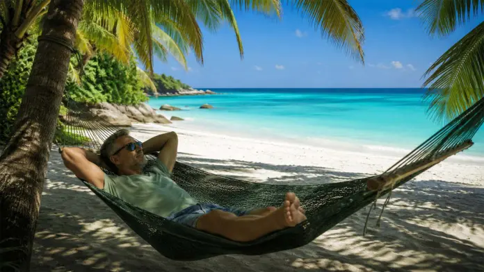 uomo rilassato su amaca in spiaggia