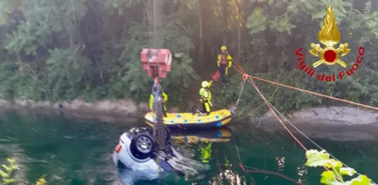Auto finisce in un canale nel milanese, tre morti