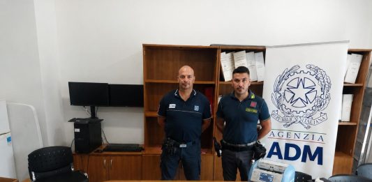 Maxi sequestro ADM-GDF, intercettati al porto di Genova denaro e lingotti in oro non dichiarati per un valore di 150 mila euro