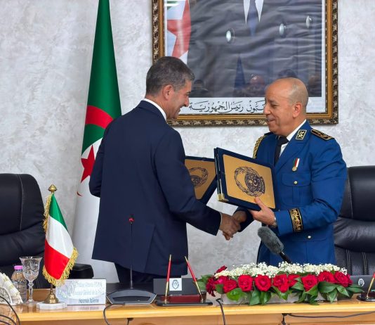Il capo della Polizia Pisani firma ad Algeri un’intesa tecnica per l’identificazione e il rimpatrio dei migranti irregolari