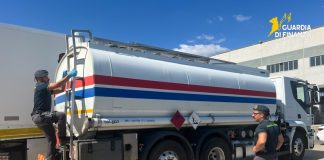 Vibo Valentia, sequestrata autobotte con carburante irregolare: due denunciati