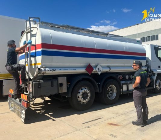 Vibo Valentia, sequestrata autobotte con carburante irregolare: due denunciati