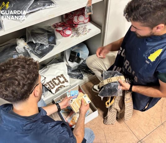 Perquisizioni della Guardia di Finanza nel Milanese, sequestrati oltre 15.000 capi contraffatti
