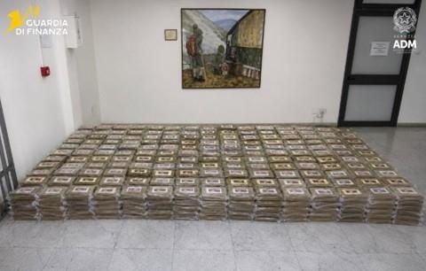 Maxi sequestro di 800kg di cocaina all’interno del Porto di Vado Ligure / Video