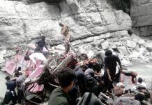 Bus precipita in un burrone in Pakistan, almeno 40 morti