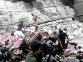 Bus precipita in un burrone in Pakistan, almeno 40 morti