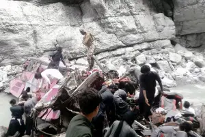 Bus precipita in un burrone in Pakistan, almeno 40 morti