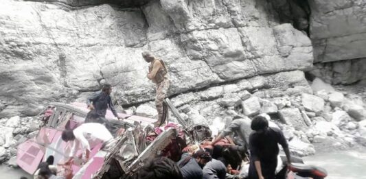 Bus precipita in un burrone in Pakistan, almeno 40 morti