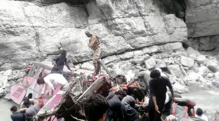 Bus precipita in un burrone in Pakistan, almeno 40 morti