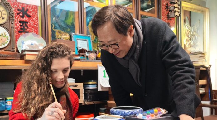 Dall’Italia alla Cina, dottoranda impara l’arte della pittura su vetro a Tianjin
