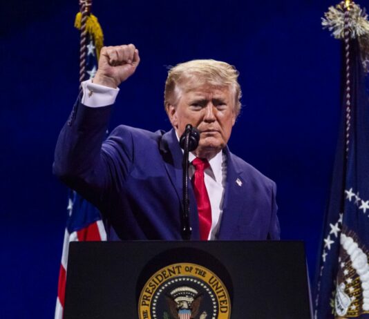 Trump “Gli Usa più ricchi e forti che mai, il comunismo cancro da estirpare”