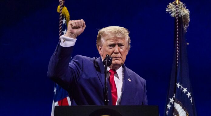 Trump “Gli Usa più ricchi e forti che mai, il comunismo cancro da estirpare”