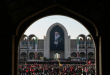 In migliaia a Teheran per la cerimonia funebre di Ali Khamenei