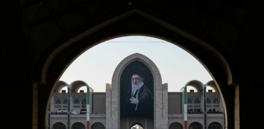 In migliaia a Teheran per la cerimonia funebre di Ali Khamenei