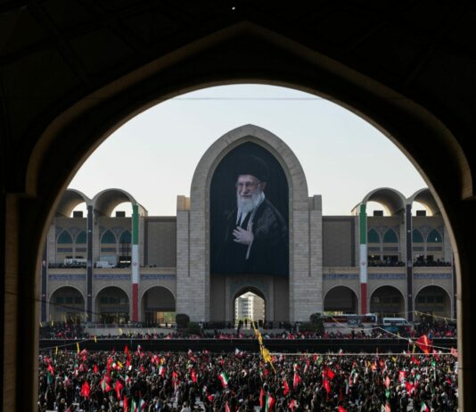 In migliaia a Teheran per la cerimonia funebre di Ali Khamenei
