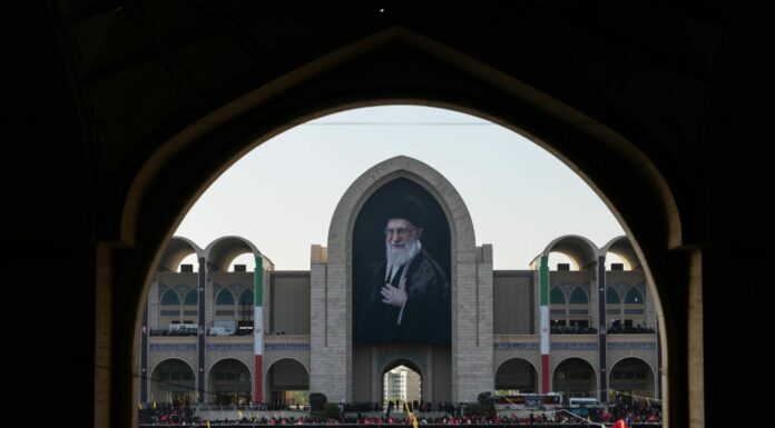 In migliaia a Teheran per la cerimonia funebre di Ali Khamenei