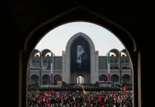 In migliaia a Teheran per la cerimonia funebre di Ali Khamenei