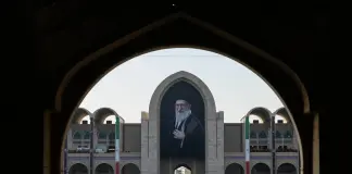 In migliaia a Teheran per la cerimonia funebre di Ali Khamenei