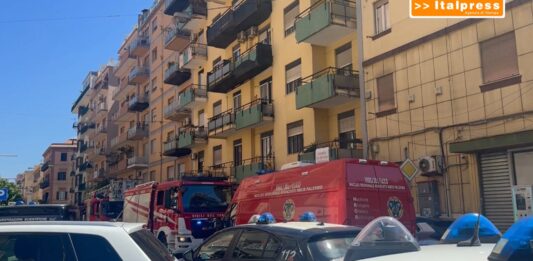 Uomo ucciso a coltellate a Palermo, presunto omicida si barrica in casa