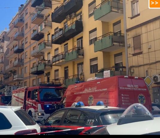 Uomo ucciso a coltellate a Palermo, presunto omicida si barrica in casa