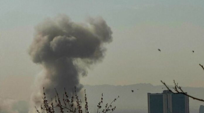 Gli Stati Uniti colpiscono 90 obiettivi in Iran, Teheran attacca basi Usa