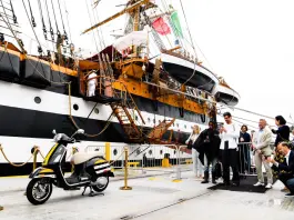 A New York Vespa incontra l’Amerigo Vespucci