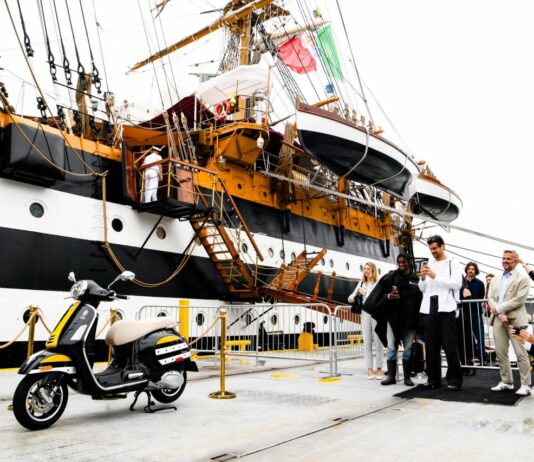A New York Vespa incontra l’Amerigo Vespucci
