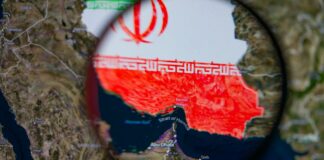 إيران تستهدف منشآت عسكرية أمريكية في البحرين وناقلتي نفط في مضيق هرمز