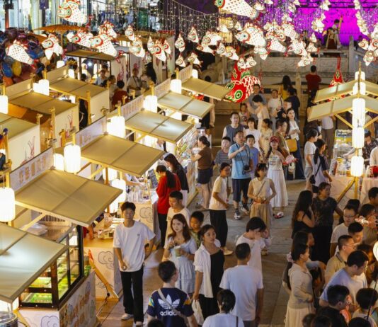 Cina, obiettivo 60.000 miliardi di yuan di vendite al dettaglio entro il 2030