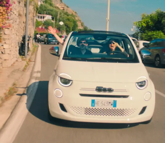 Fiat 500 Hybrid Cabrio Dolcevita protagonista del videoclip estivo di Rovazzi