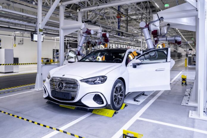 Mercedes-Benz erweitert das ungarische Werk Kecskemét und startet die Produktion der neuen elektrischen C-KlasseMercedes-Benz is expanding its Kecskemét plant in Hungary and starting production of the new electric C-Class