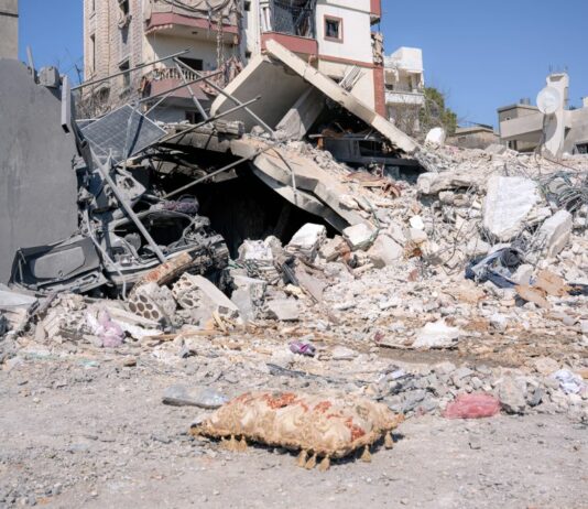 Terremoto e raid americani, notte da incubo per l’iran