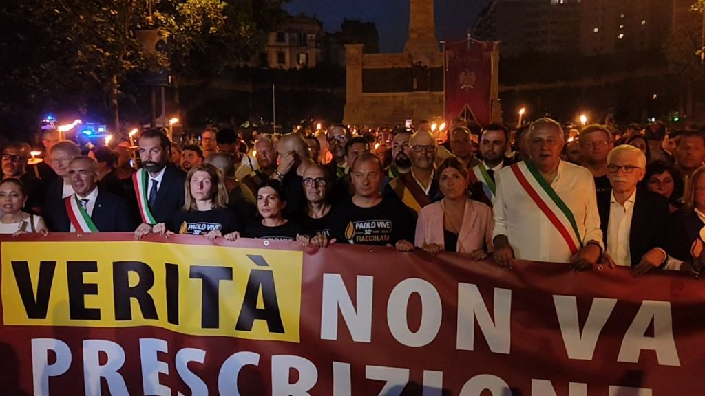 “Paolo vive”, a Palermo una fiaccolata per ricordare la strage di via D’Amelio “Paolo vive”, a Palermo una fiaccolata per ricordare la strage di via D’Amelio