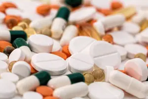 Farmaci, l’ipotesi di revisione del prontuario preoccupa la filiera e la politica
