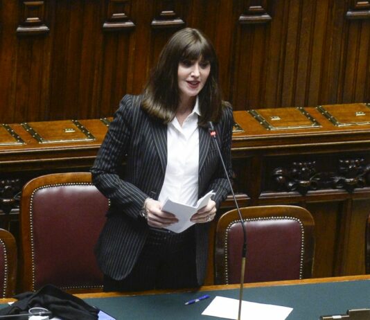 Dal Mur assegnati quasi 12mila posti per i futuri insegnanti, Bernini firma il decreto