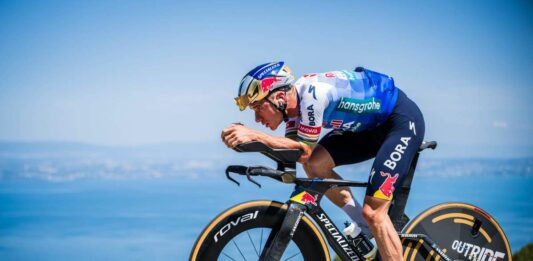Evenepoel fa il bis nella crono, Pogacar 2° e sempre in giallo al Tour