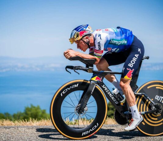 Evenepoel fa il bis nella crono, Pogacar 2° e sempre in giallo al Tour