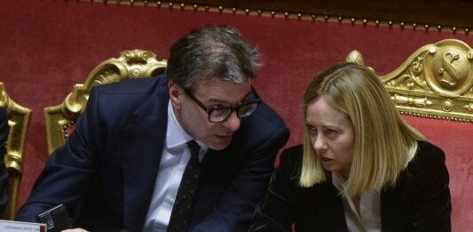Carburanti, confronto tra Meloni e Giorgetti sul caro prezzi