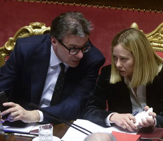 Confronto tra Meloni e Giorgetti sul caro carburanti, allo studio ipotesi accise mobili