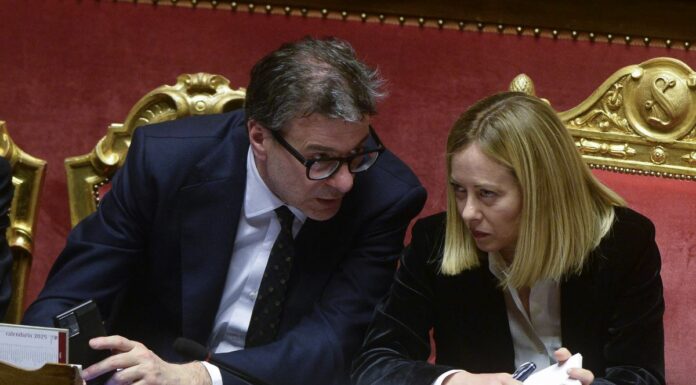 Confronto tra Meloni e Giorgetti sul caro carburanti, allo studio ipotesi accise mobili
