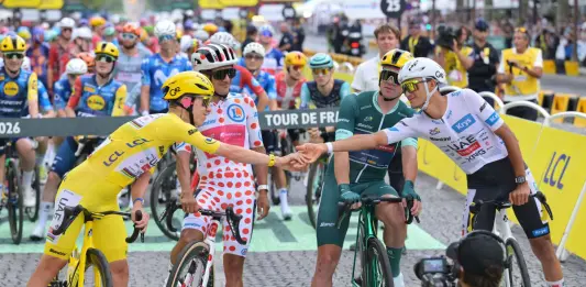 Al Tour pokerissimo di Pogacar, sui Campi Elisi vince Van Der Poel