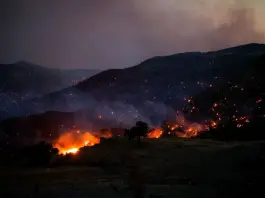 استمرار حرائق الغابات في جزيرة كريت يجبر نحو 8 آلاف شخص على الإجلاء