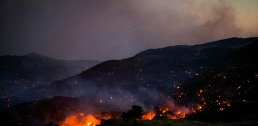 Grecia, situazione critica a Creta per gli incendi con 8 mila evacuati