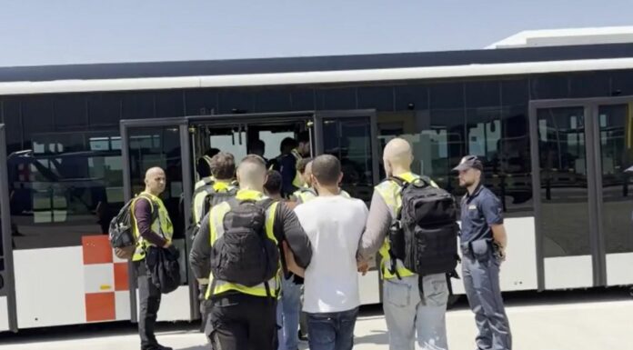 Contrasto all’immigrazione clandestina, espulsi 23 egiziani