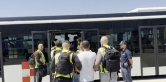 Contrasto all’immigrazione clandestina, espulsi 23 egiziani / Video