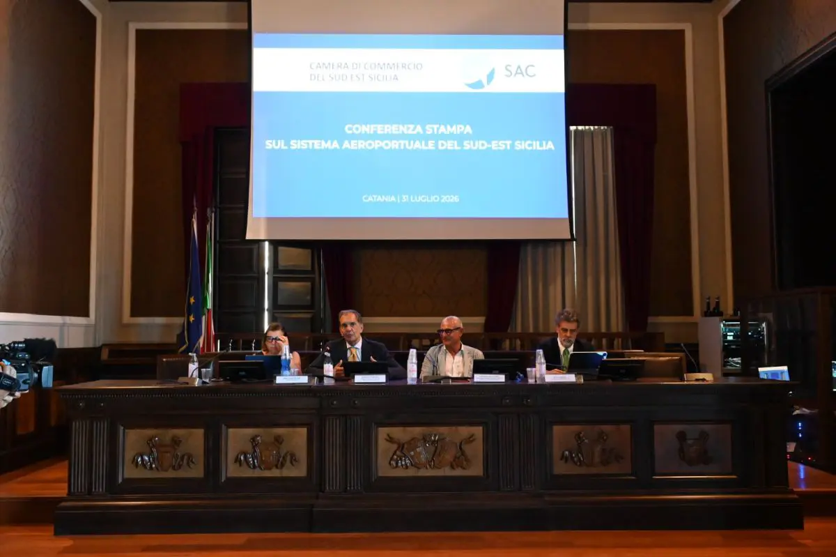 geronimo it albanese-controllato-dalla-polizia-di-stato-e-arrestato-a-marina-centro-aveva-con-se-droga-confezionata-per-la-vendita-e-circa-9000-euro-provento-di-spaccio-A75016 009