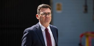 Andy Burnham nominato leader del Labour, da lunedì sarà il nuovo premier del Regno Unito