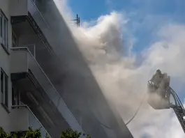 Belgio, ad Anversa un vasto incendio devasta un condominio: sale a 6 il numero delle vittime, ricerche ancora in corso