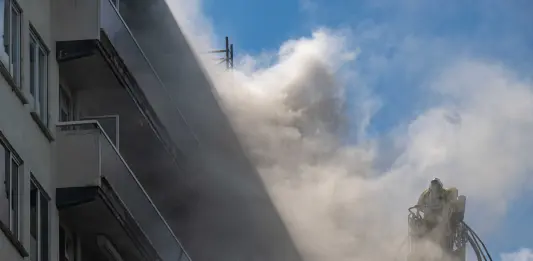 Belgio, ad Anversa un vasto incendio devasta un condominio: sale a 6 il numero delle vittime, ricerche ancora in corso